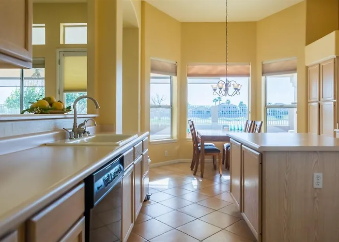 Spacious Golf Course House With Pool Heater, Dom wakacyjny *
