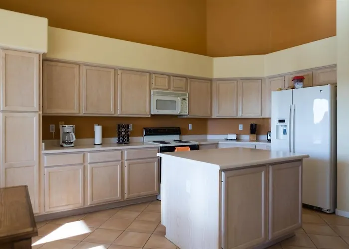 Spacious Golf Course House With Pool Heater, Goodyear