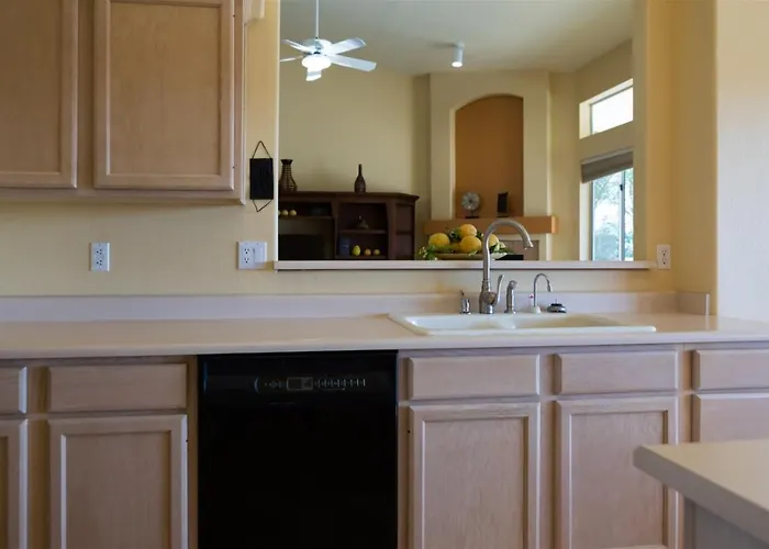 Spacious Golf Course House With Pool Heater, Dom wakacyjny Goodyear