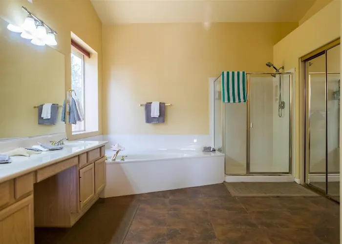 Spacious Golf Course House With Pool Heater, Dom wakacyjny Goodyear