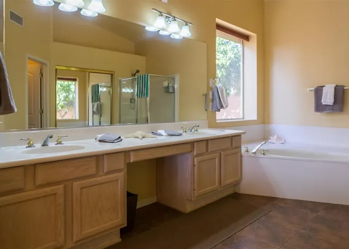 Spacious Golf Course House With Pool Heater, Dom wakacyjny Goodyear