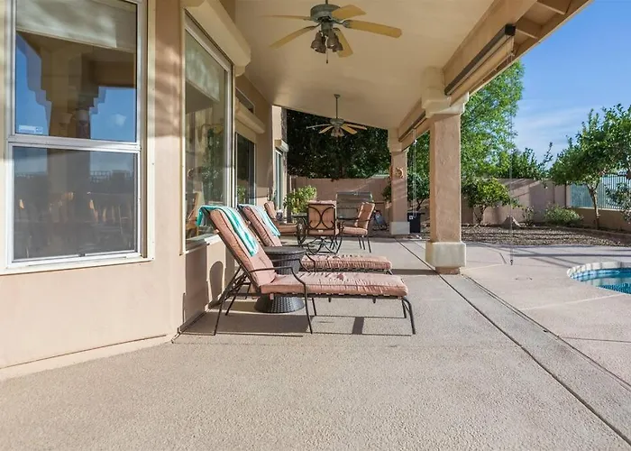 Spacious Golf Course House With Pool Heater, Dom wakacyjny *
